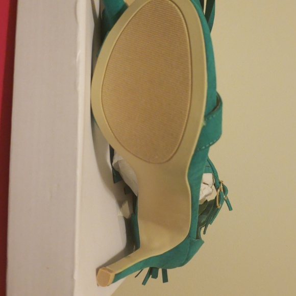 Shoes - Picture 4 of 4